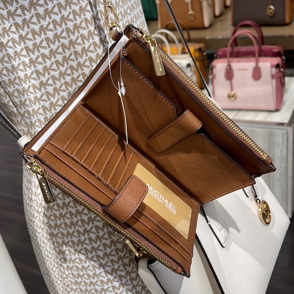 MICHAEL KORS LARGE DOUBLE ZIP WRISTLET WALLET PHONE CASE 
Luggage - Picture 10 of 12